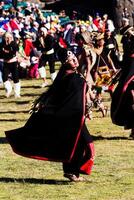 cusco, Peru, 2015 - - Frau Tanzen im traditionell Kostüm inti Raymi Festival Süd Amerika foto