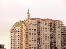 lange Strand, ca, 2008 - - groß Wohnung Gebäude mit farbig rauchig Himmel foto