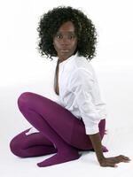 jung attraktiv schwarz Frau im lila Strumpfhose foto