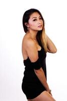 attraktiv asiatisch amerikanisch Frau schwarz Kleid Weiß Hintergrund foto