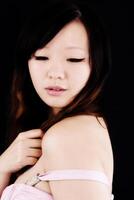 Porträt Chinesisch amerikanisch Frau Augen geschlossen schwarz Hintergrund foto