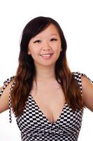 lächelnd Chinesisch amerikanisch Frau im schwarz und Weiß Kleid foto