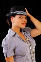 jung afrikanisch amerikanisch gemischt Frau tragen schwarz Hut foto