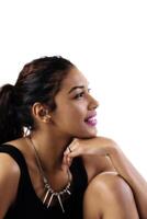 lächelnd Profil Porträt attraktiv jung spanisch Frau foto
