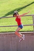 jung Teen Mädchen Springen Blau kurze Hose rot oben foto