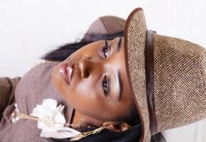 Porträt jung afrikanisch amerikanisch Frau mit Hut foto