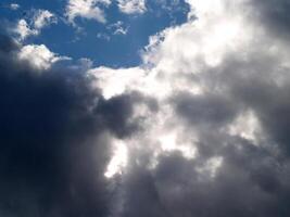 ein brechen im ein stürmisch Himmel mit Vogel foto