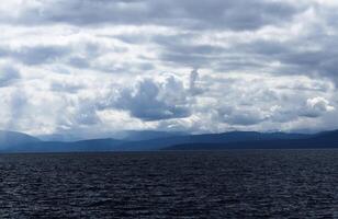 Sturm Wolken Über See tahoe Kalifornien und Berge foto