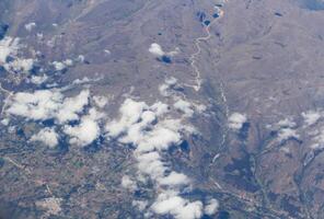 Antenne Aussicht von niedrig Wolken Über Berge Peru Süd Amerika foto