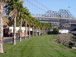 Vallejo, ca, 2003 - - Palmen Gras und Brücke foto