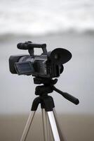 Video Kamera auf Stativ beim das Strand foto