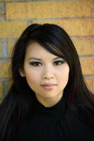 jung attraktiv asiatisch amerikanisch Frau draussen Porträt foto
