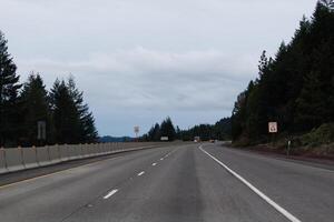 fast leeren Oregon Autobahn in der Nähe von Dämmerung mit bedeckt Himmel foto