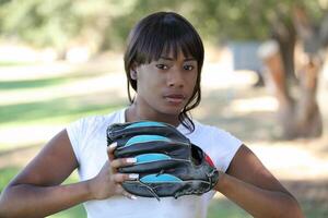 jung schwarz Frau mit Baseball Handschuh draußen foto