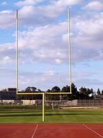 Tor Beiträge leeren Fußball Feld Wolken und Blau Himmel foto