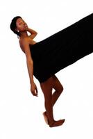 afrikanisch amerikanisch Frau eingewickelt im schwarz Stoff foto