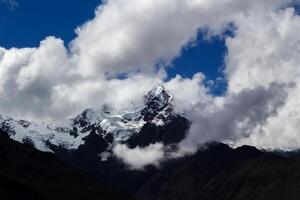 montieren Veronica Peru umgeben durch Weiß Wolken foto