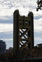 Turm Brücke gegen Himmel mit Weiß Wolken foto