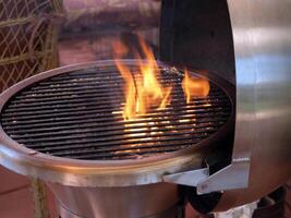 Flammen Kommen oben im Silber Grill Grill foto