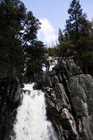 Wasserfall mit Blau Himmel Weiß Wolken Grün Bäume foto