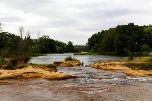 amerikanisch Fluss Laufen mit bedeckt wolkig Himmel Kalifornien foto