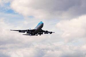 Ladung Flugzeug im das Himmel foto