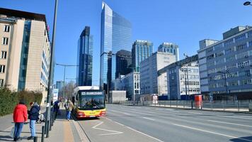 Warschau, Polen. 7 März 2024. Öffentlichkeit Transport Bus im das Stadt Center im das Morgen gegen ein Hintergrund von modern Gebäude. foto