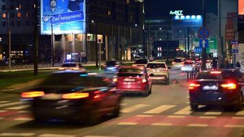 Warschau, Polen. 6 März 2024. Nacht im Warschau Stadt Center. Bewegung verschwommen Auto Verkehr. Beleuchtung und Erleuchtung Abonnieren Straße. foto