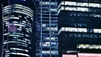 Büro Gebäude durch Nacht. Nacht architektonisch, Gebäude mit Glas Fassade. modern Gebäude im Geschäft Bezirk. Konzept von Wirtschaft, finanziell. foto