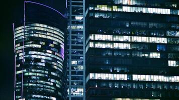 Büro Gebäude durch Nacht. Nacht architektonisch, Gebäude mit Glas Fassade. modern Gebäude im Geschäft Bezirk. Konzept von Wirtschaft, finanziell. foto