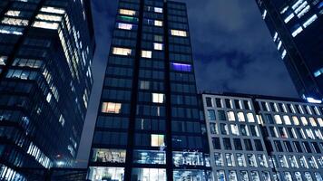 Büro Gebäude durch Nacht. Nacht architektonisch, Gebäude mit Glas Fassade. modern Gebäude im Geschäft Bezirk. Konzept von Wirtschaft, finanziell. foto