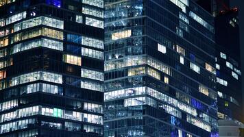 Büro Gebäude durch Nacht. Nacht architektonisch, Gebäude mit Glas Fassade. modern Gebäude im Geschäft Bezirk. Konzept von Wirtschaft, finanziell. foto