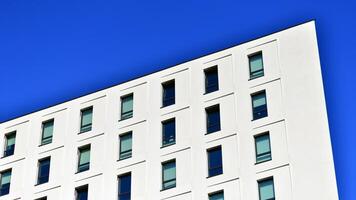 Aussicht von ein Weiß modern Wohnung Gebäude. perfekt Symmetrie mit Blau Himmel. geometrisch die Architektur Detail modern Beton Struktur Gebäude. abstrakt Beton die Architektur. foto