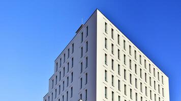 Aussicht von ein Weiß modern Wohnung Gebäude. perfekt Symmetrie mit Blau Himmel. geometrisch die Architektur Detail modern Beton Struktur Gebäude. abstrakt Beton die Architektur. foto