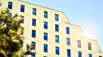 Aussicht von ein Weiß modern Wohnung Gebäude. perfekt Symmetrie mit Blau Himmel. geometrisch die Architektur Detail modern Beton Struktur Gebäude. abstrakt Beton die Architektur. foto