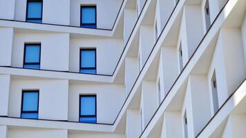 Aussicht von ein Weiß modern Wohnung Gebäude. perfekt Symmetrie mit Blau Himmel. geometrisch die Architektur Detail modern Beton Struktur Gebäude. abstrakt Beton die Architektur. foto