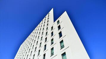 Aussicht von ein Weiß modern Wohnung Gebäude. perfekt Symmetrie mit Blau Himmel. geometrisch die Architektur Detail modern Beton Struktur Gebäude. abstrakt Beton die Architektur. foto