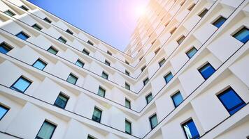 Aussicht von ein Weiß modern Wohnung Gebäude. perfekt Symmetrie mit Blau Himmel. geometrisch die Architektur Detail modern Beton Struktur Gebäude. abstrakt Beton die Architektur. foto