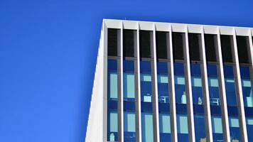 modern Büro Gebäude im das Stadt mit Fenster und Stahl und Aluminium Paneele Mauer. zeitgenössisch kommerziell die Architektur, Vertikale konvergieren geometrisch Linien. foto