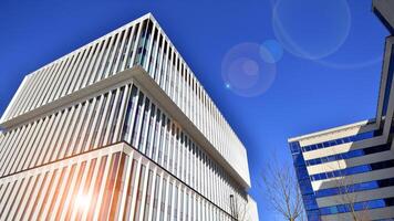 modern Büro Gebäude im das Stadt mit Fenster und Stahl und Aluminium Paneele Mauer. zeitgenössisch kommerziell die Architektur, Vertikale konvergieren geometrisch Linien. foto