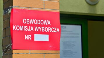 Warschau, Polen. 7 April 2024. Zeichen Abonnieren komis Abonnieren Nr. Polling Bahnhof. Polieren lokal Wahlen 2024. zuerst runden von Wahl. foto