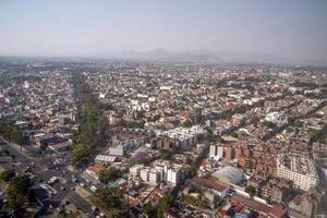 Luftbildlandschaft der mexikanischen Stadt vom Flugzeug foto