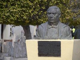 ein Skulptur von Benito juarez garcia im das Öffentlichkeit Platz von Loreto, Baja Kalifornien sur, Mexiko foto