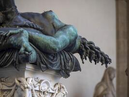 Detail von Körper von Meduse, Bronze- Statue im Loggia de lanzi, Piazza della Signoria, Florenz, Italien foto