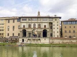 uffizi Galerie Museum Gebäude Aussicht von arno Fluss Florenz Italien foto