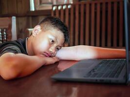 asiatisch Kind Junge kurz Haar verärgern, Sitzung im das dunkel, Denken Über Konflikte, Familie Beziehungen. traurig Gesicht, Emotion traurig und traurig Gesicht, Depression Kinder Konzept foto