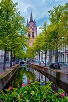 delt Kanal mit Fahrräder und Autos geparkt entlang. delft, Niederlande foto