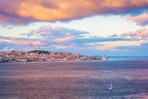 Aussicht von Lissabon Aussicht Über Tagus Fluss mit Yachten und Boote auf Sonnenuntergang. Lissabon, Portugal foto