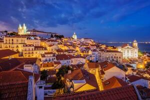 Aussicht von Lissabon von miradouro de Santa luzia Standpunkt beim Abend. Lissabon, Portugal foto