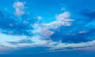 Abendhimmel mit Wolken foto